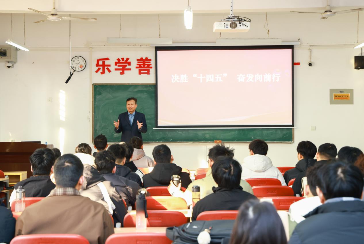 董事长吴中深入课堂为员工讲授思政课